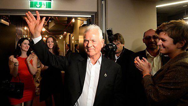 Der Parteigründer ließ sich kurz feiern