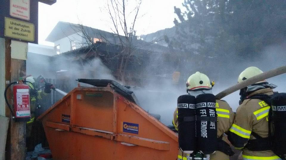 Ein Restmüllcontainer geriet in Uttendorf in Brand.