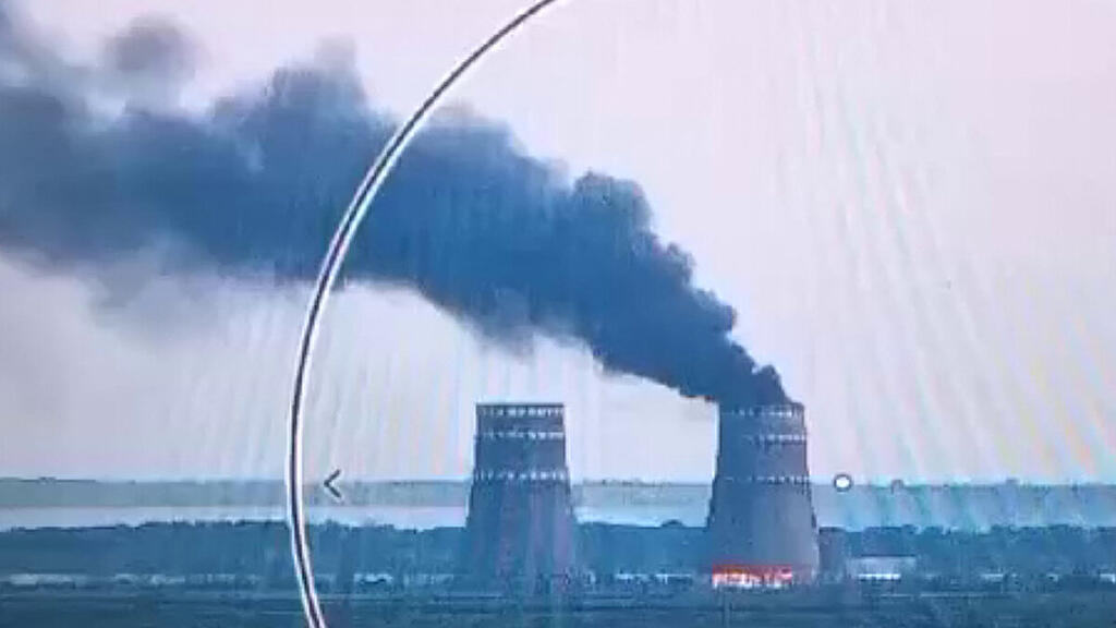 Feuer am Kühlturm des Atomkraftwerks Saporischschja
