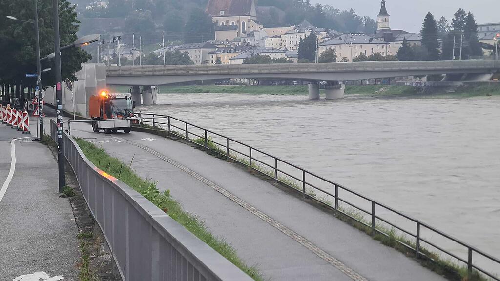 Erhöhter Pegel in der Salzach: Fahrradunterführung in Salzburg-Stadt gesperrt