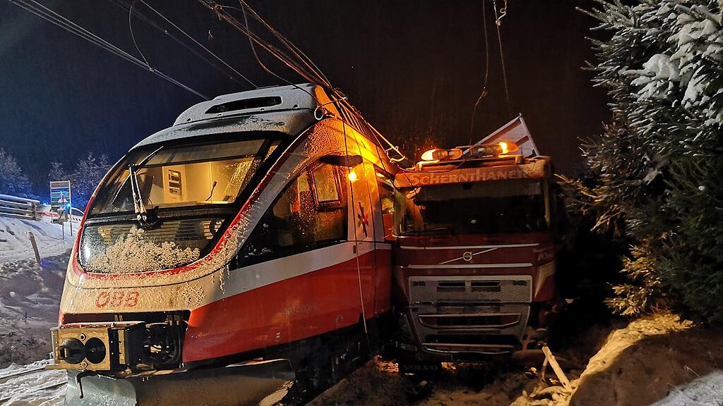 Zug gegen Lkw Pinzgau