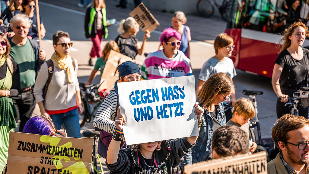 Demo "Zusammenhalten statt spalten" in der Stadt Salzburg