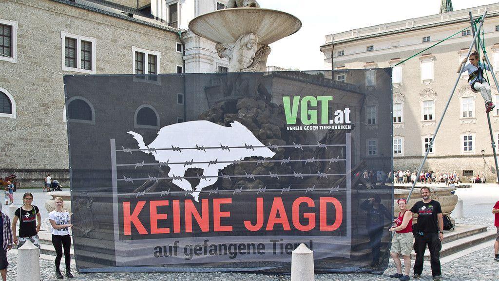 VGT protestiert am Residenzplatz gegen Gatterjagd