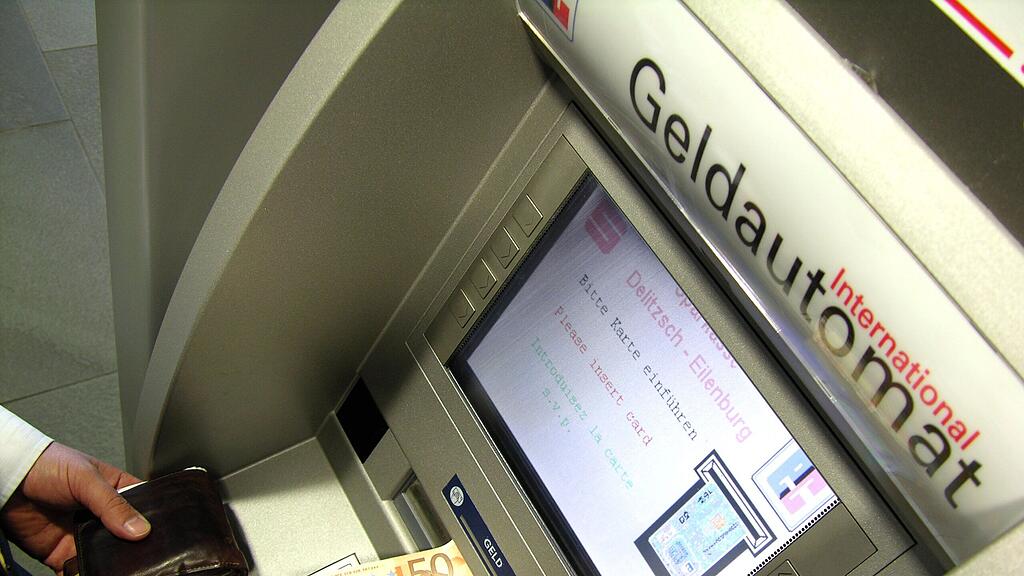 Die Frau hatte das Geld am Bankomaten vergessen.