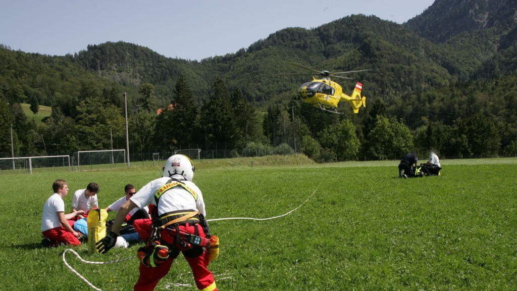 Die verletzte Berlinerin wurde mittels Bergetau aus der Strubklamm gerettet.