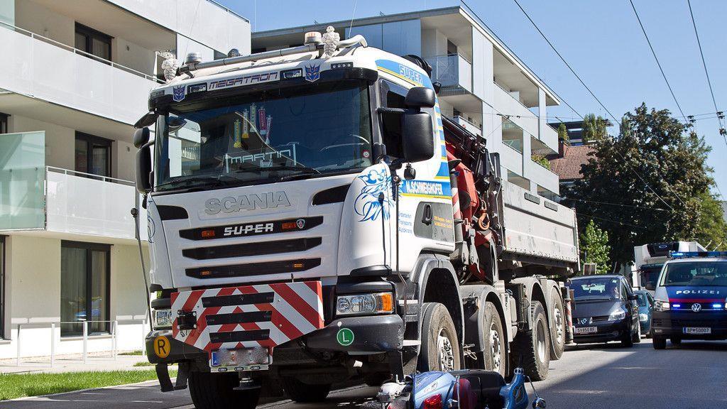 Moped crasht in Lkw