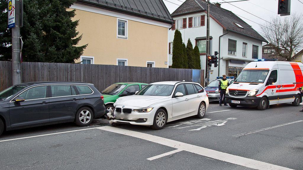 Maxglaner Hauptstraße: Vierfachcrash fordert Verletzte