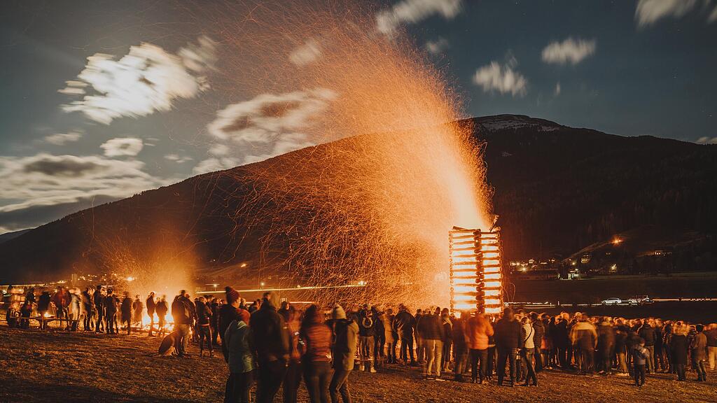 Osterfeuer im Lungau