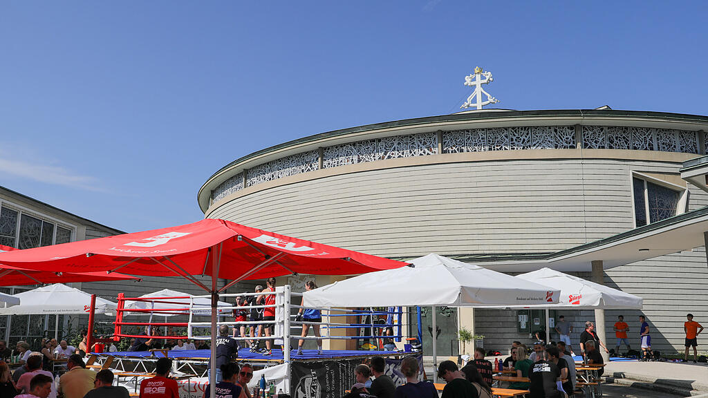 20230826_fmt_Boxen_vor_der_Kirche_mw-18.jpg