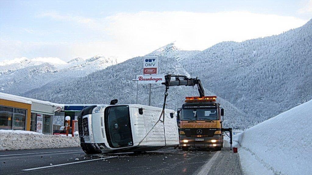 A10: Lieferwagen überschlagen