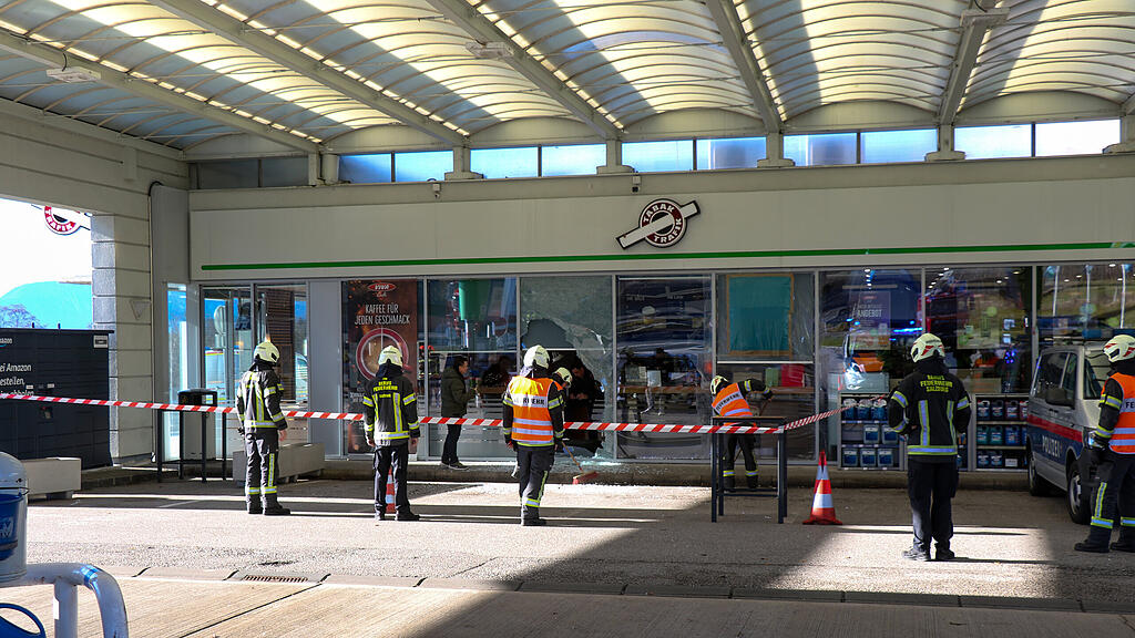 Lkw-Unfall auf A1: Reifen in Raststation