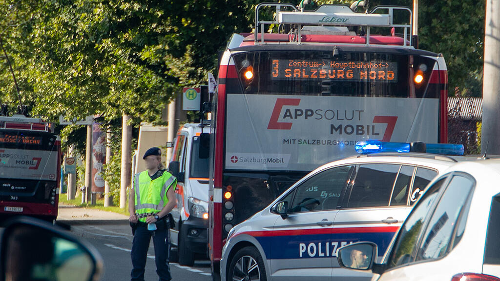 Fahrradfahrer schneidet Obus in Alpenstraße