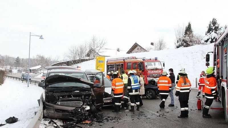 Fünf Verletzte nach Crash auf B20