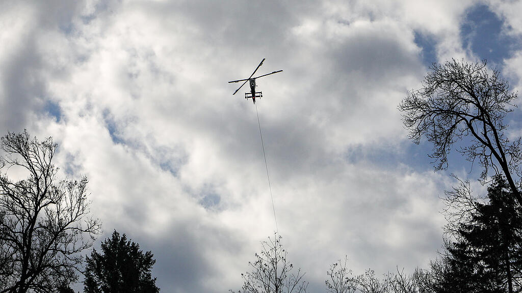 Baumfällungen per Hubschrauber am Kapuzinerberg