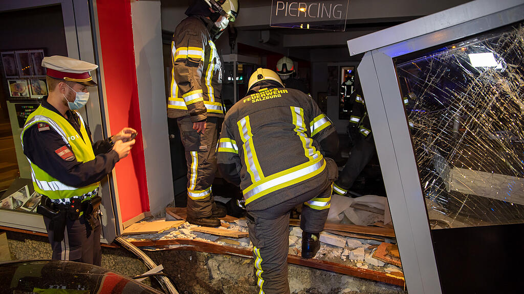 Lehen: Auto kracht in Tattoo-Studio