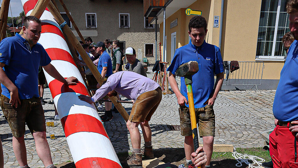 Maibaumaufstellen Berndorf
