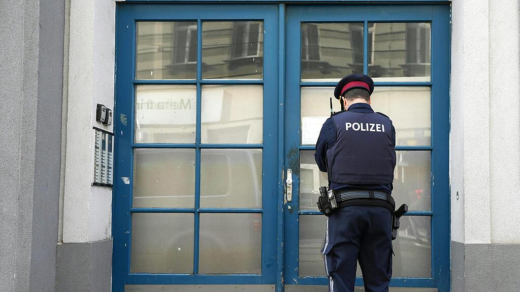 Mann in Stiegenhaus in Wien verblutet.