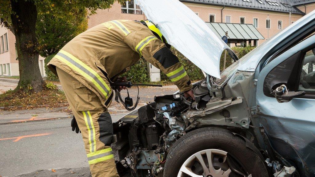 Straßwalchen: Pkw-Lenker prallt in Lkw