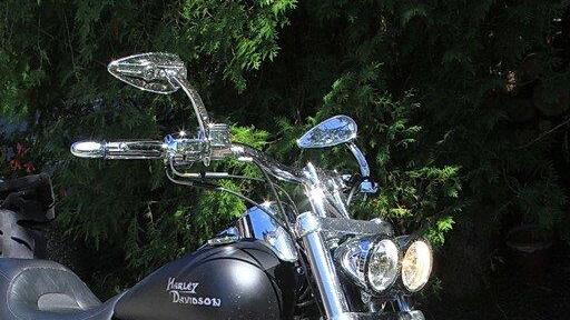 Biker stürzt auf Kies