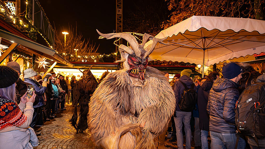 Alt Gnigler Krampusse beim Weihnachtsmarkt am Mirabellplatz