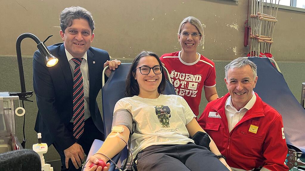 Helena_Rajkovic_beim_Blutspenden_(c)Rotes Kreuz Salzburg.jpg