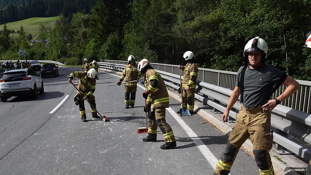 Laster verliert Baumaterial auf B166 in Abtenau