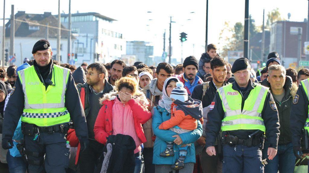 Flüchtlinge marschieren zu Grenze
