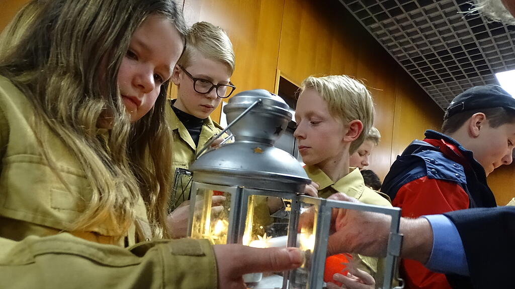 Das Friedenslicht aus Bethlehem wurde in Oberndorf übergene