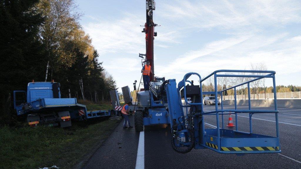 Sattelzug kracht gegen Böschung