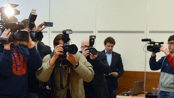 Monika R. zeigt sich der Öffentlichkeit