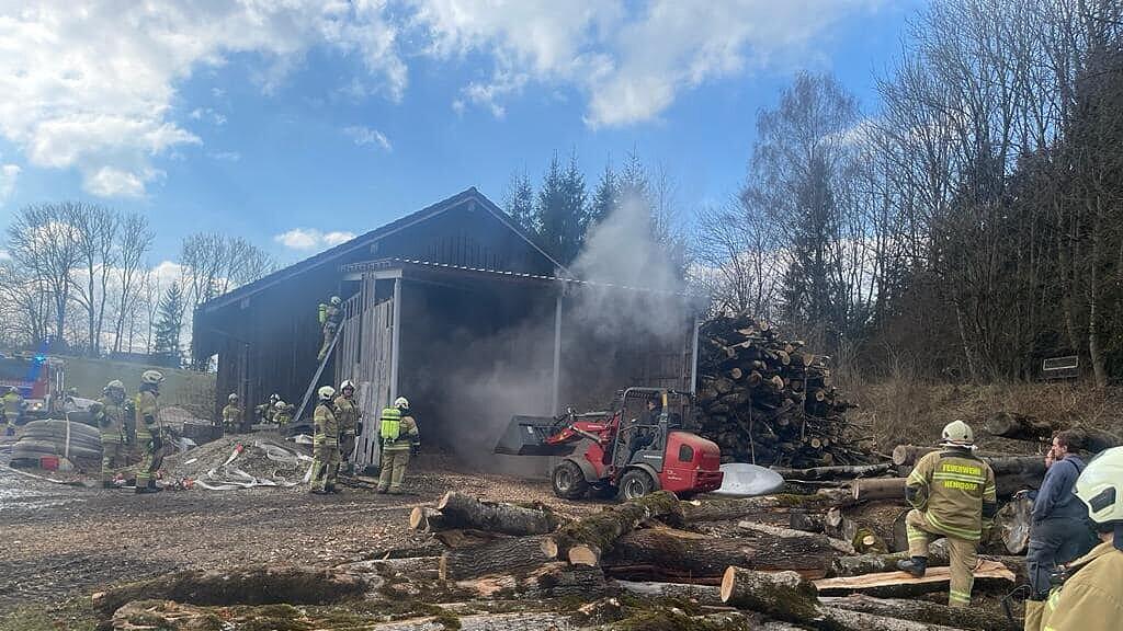Henndorf: Feuer in Hackschnitzellager