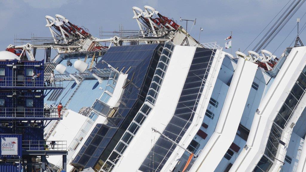 Wrack der Costa Concordia ist aufgerichtet