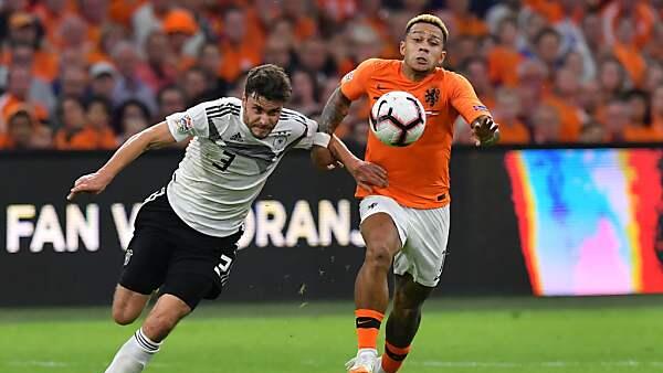Oranje-Wirbler Memphis Depay (r.) im Zweikampf gegen Jonas Hector
