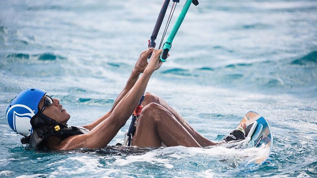 Barack Obama versucht sich im Kitesurfen.