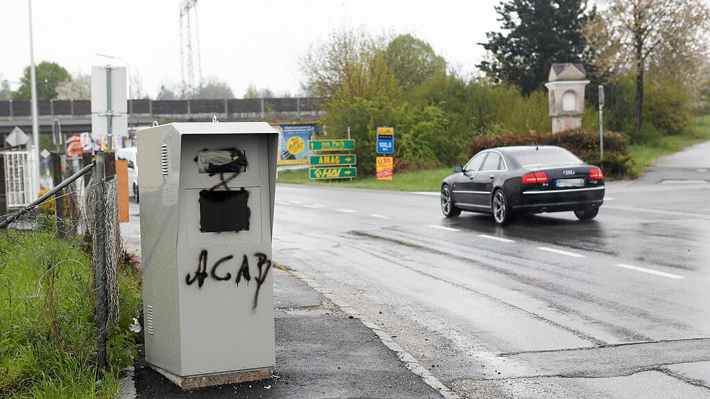Vandalen beschmierten Blitzer in Braunau.