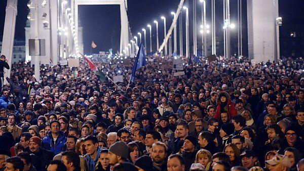 Massenprotest auf der Elisabeth-Brücke