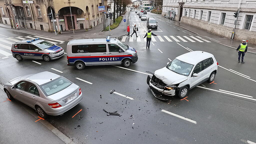 Autos kollidieren auf Kreuzung bei Karolinenbrücke