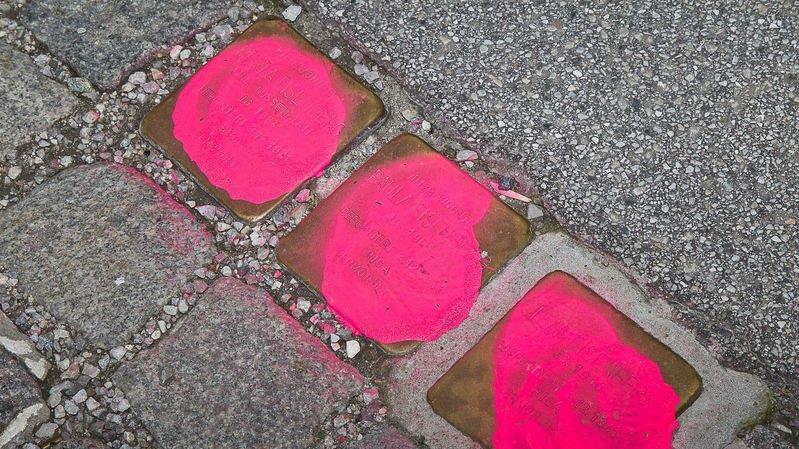 Stolpersteine beschmiert