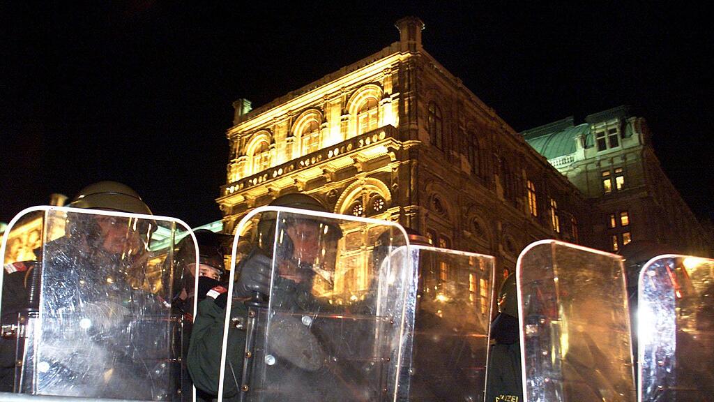 Die Polizei war beim Opernball im Jahr 2000 mit einem Großaufgebot im Einsatz.