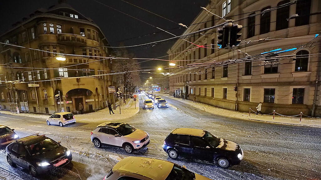 Stau und Unfälle wegen Schnee in Stadt Salzburg