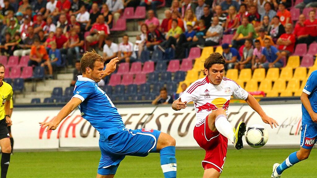 Jonatan Soriano Casas (Red Bull Salzburg) und Matthias Maak (SC Wr. Neustadt/l.) im Duell.