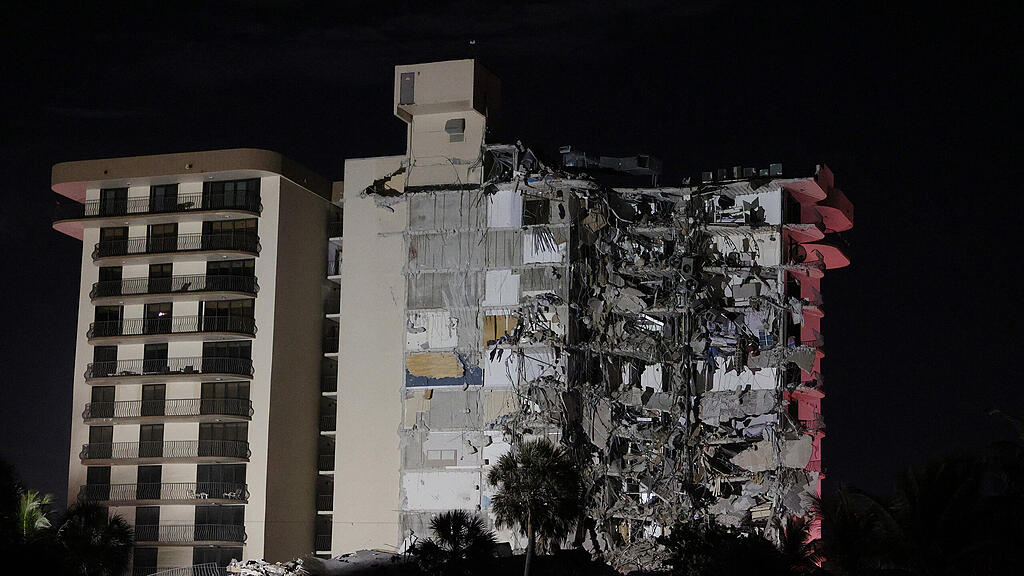 Hochhaus st\u00fcrzt in Miami ein