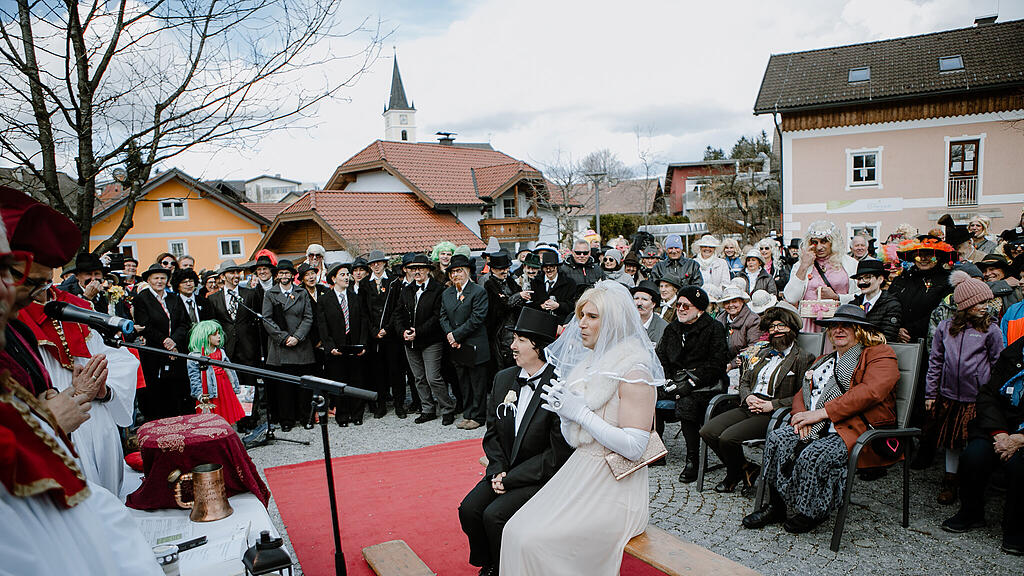 Verkehrte Hochzeit, Kirche