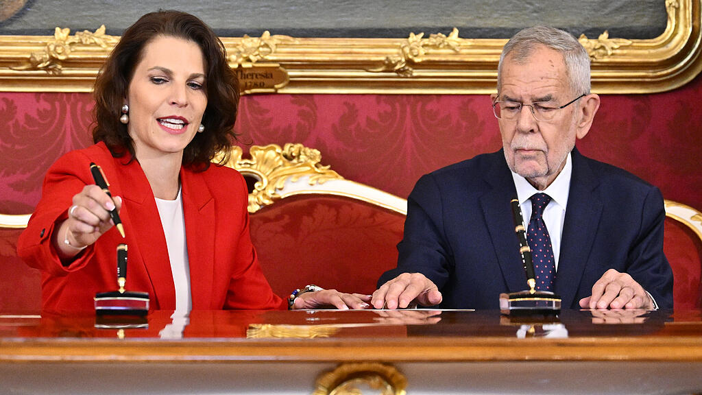 ANGELOBUNG VON SALZBURGS LANDESHAUPTFRAU EDTSTADLER DURCH BUNDESPRSIDENT VAN DER BELLEN