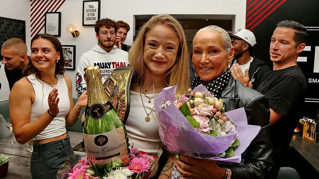 Muay Thai-Weltmeisterin Stella Hemetsberger in Salzburg empfangen