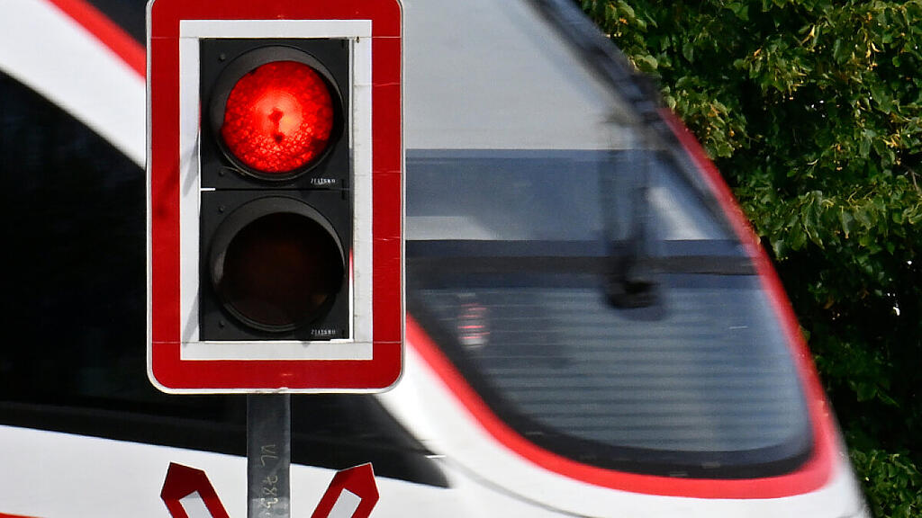 Der Fußgänger dürfte das Rotlicht am Bahnübergang missachtet haben