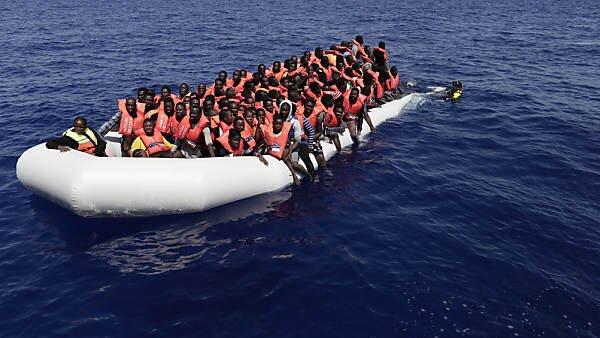 Zehntausende versuchen es mit Booten Richtung Italien