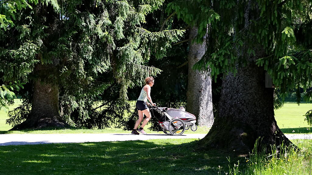 Sommerwetter: Salzburger stürmen Hellbrunn