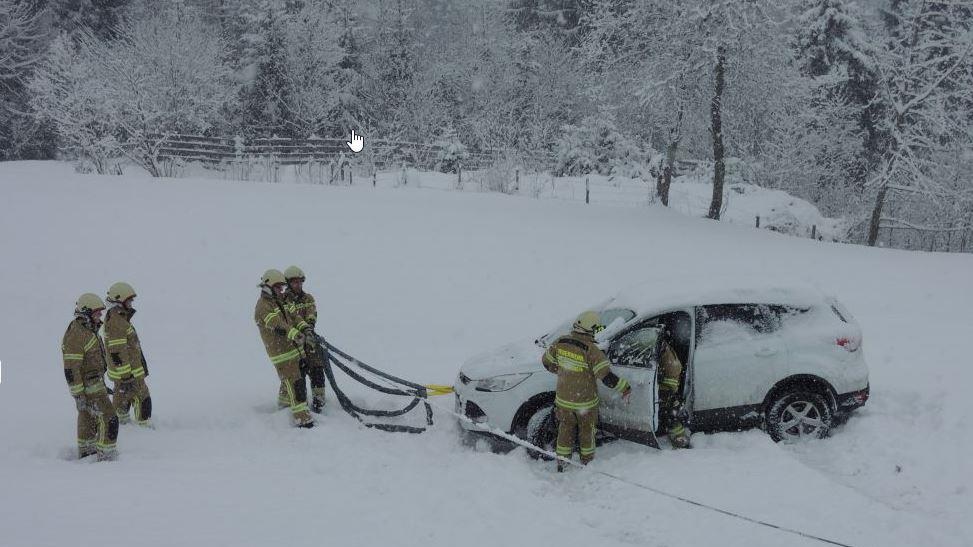 Auto schlittert in Neukirchen 50 Meter über Abhang