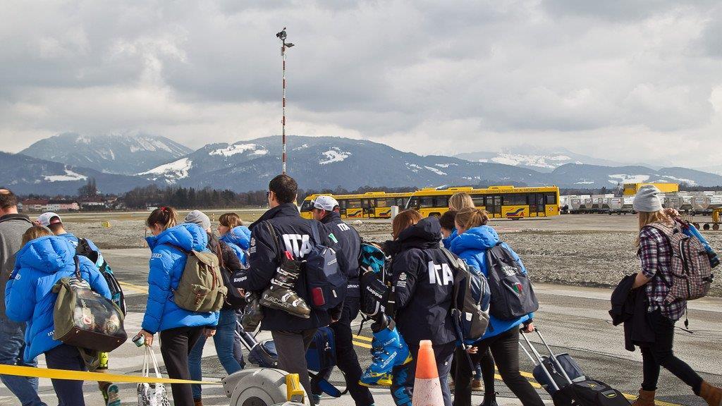Ski-Damen heben von Salzburg ab